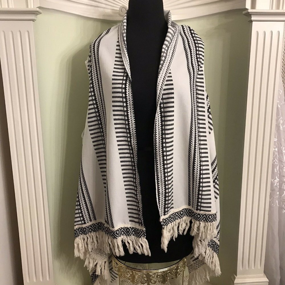 HAYDEN Los Angeles. Size M/L. Fringed Kimono. Flattering Vertical Stripes. B21